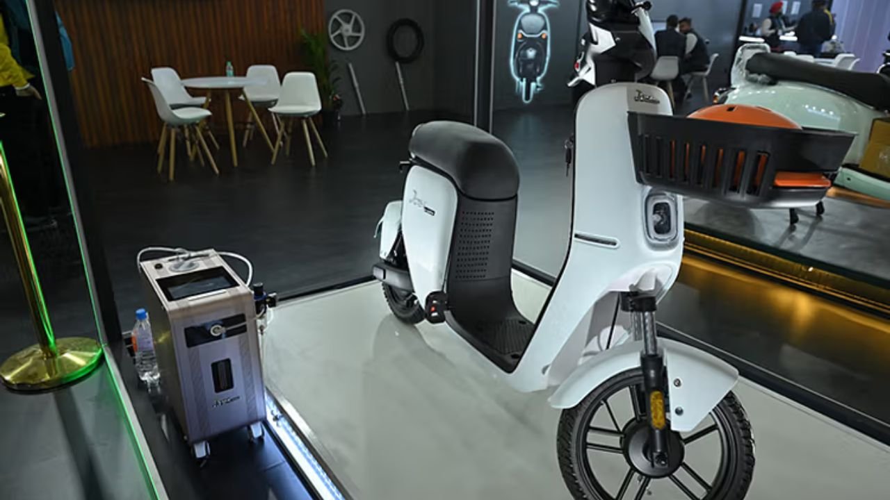 This scooter will run 160 km on 1 liter of water
